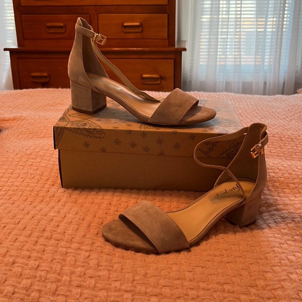 Taupe suede Free People sandals size 39